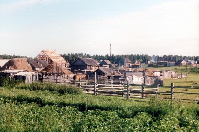 Мансийская деревня Ломбовож, фотография Эндрю Вигета.