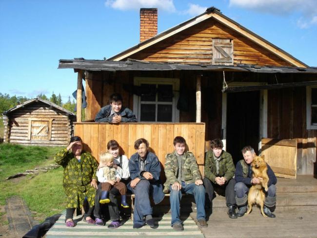 Семья манси на крыльце своего дома. Фотография Надежды Алексеевы с ее разрешения.
