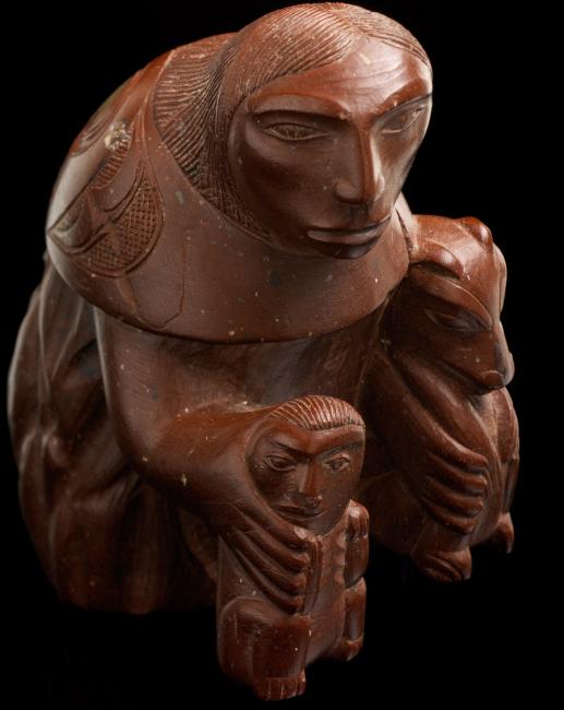 “Bear Mother”, red argillite carving, ca. 1900, by Da.axiigang (Charles Edenshaw, Haida, 1839–1920). Credit: Smithsonian Catalog No. 19/6253.